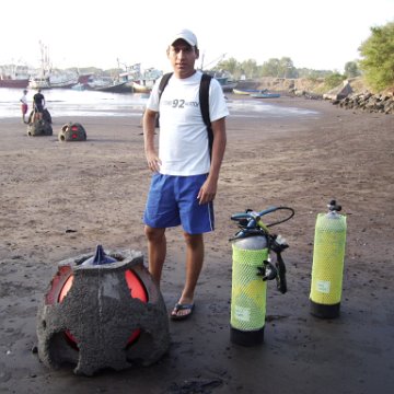 Reef Ball Guatemala Pana Divers 26 Feb. 06 005